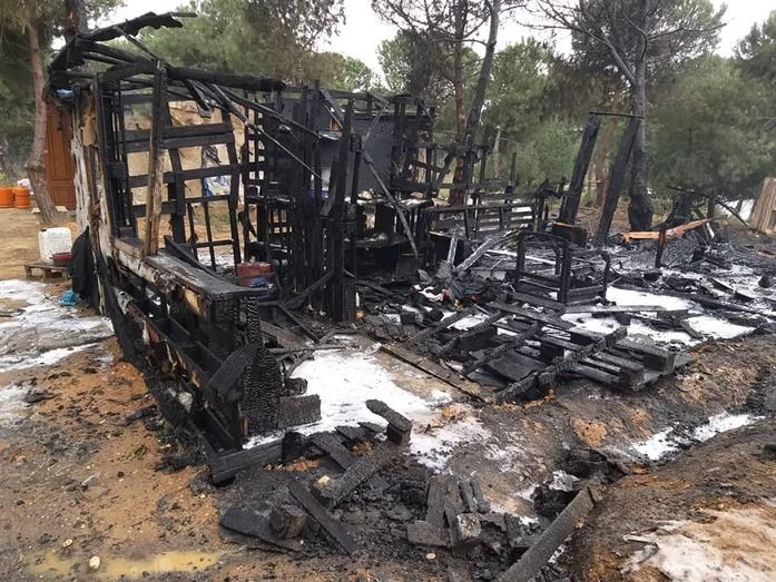 Sofocan durante tres horas un incendio en un poblado de chabolas en Palos