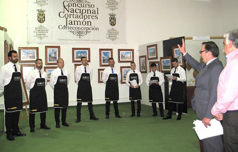 Carlos Zapata gana el concurso de cortadores de jamón de Corteconcepción