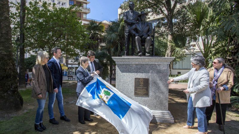 El monumento a Paco y Pepe Isidro ya preside los Jardines de la Plaza del Punto