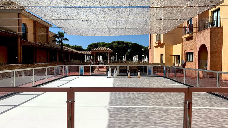 El hotel Barceló de Punta Umbría cuenta con la primera pista exterior de hielo onubense durante la primavera