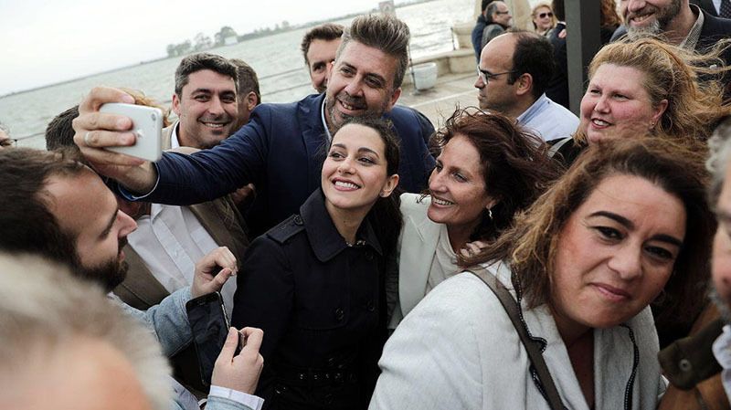 Inés Arrimadas: de cañas (y selfies) por Huelva
