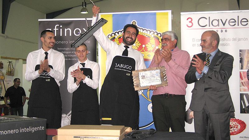 Carlos Zapata gana el concurso de cortadores de jamón de Corteconcepción