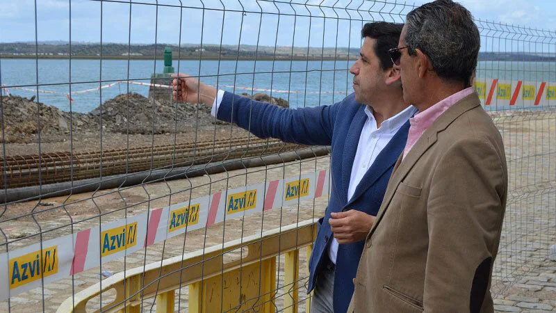 El alcalde de Ayamonte analiza con la Junta la ampliación del puerto y su integración urbana