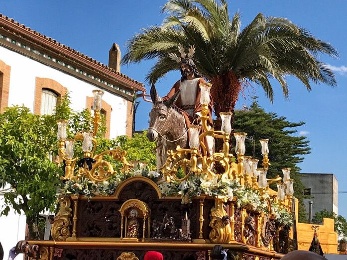 La Hermandad de La Borriquita procesiona por las calles de Valverde del Camino