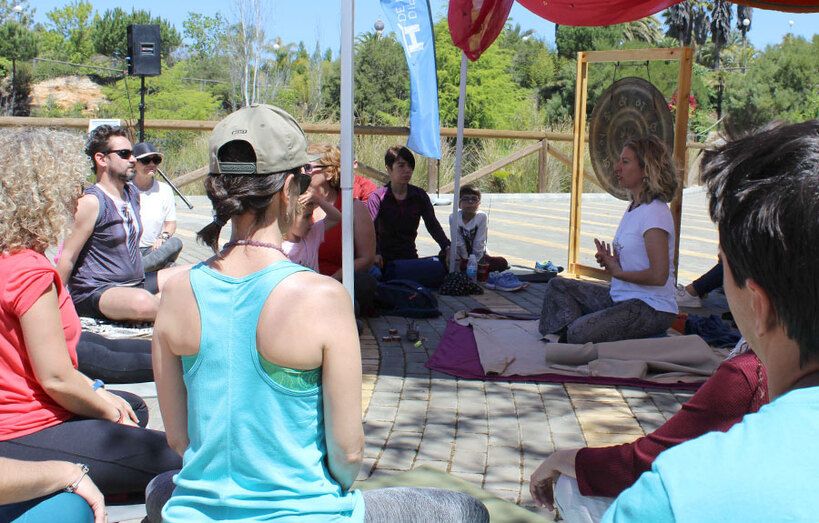 El Parque Botánico Celestino Mutis acoge la jornada 'Encuéntrate' de yoga para toda la familia