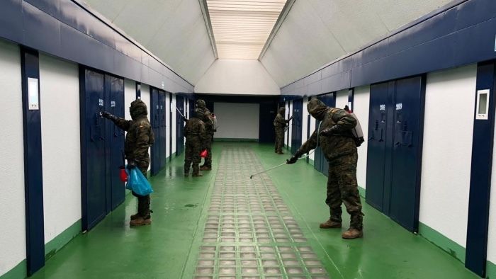 El Ejército de Tierra despliega un operativo para desinfectar la cárcel de Huelva