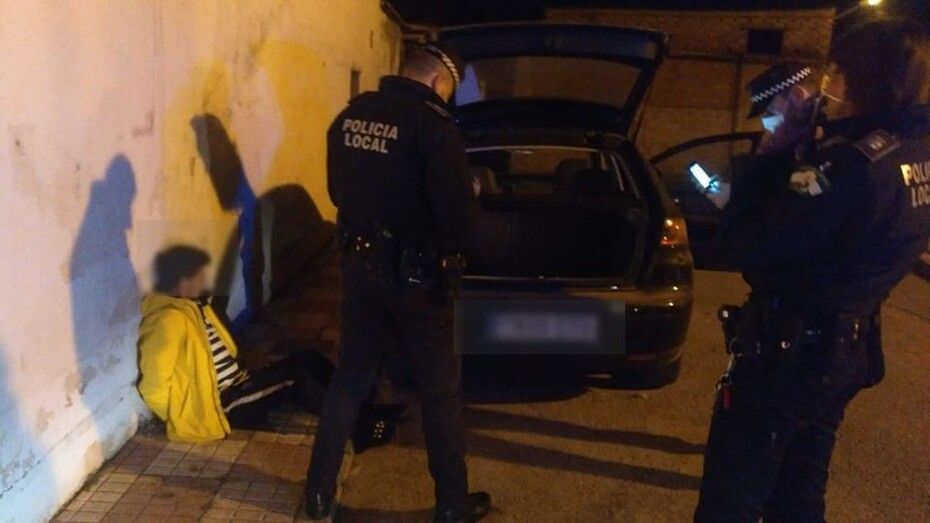 Arrestan a una persona que se saltó el confinamiento para falsificar una matrícula de un vehículo para ponérsela a otro