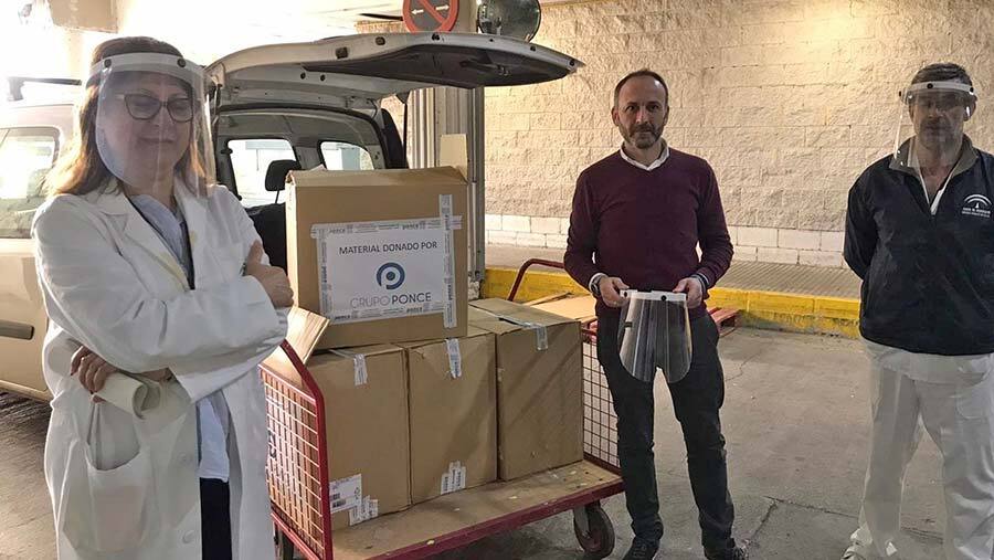 Una empresa de Bonares crea 1.000 pantallas protectoras para donar a sanitarios y ayuda a domicilio