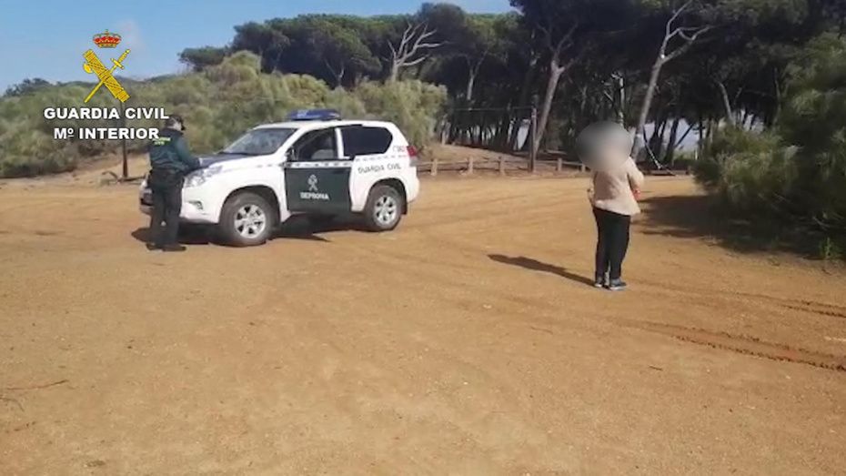Denuncian a una pareja tras sorprenderla paseando sin justificación por una vía paralela a la playa en Isla Cristina