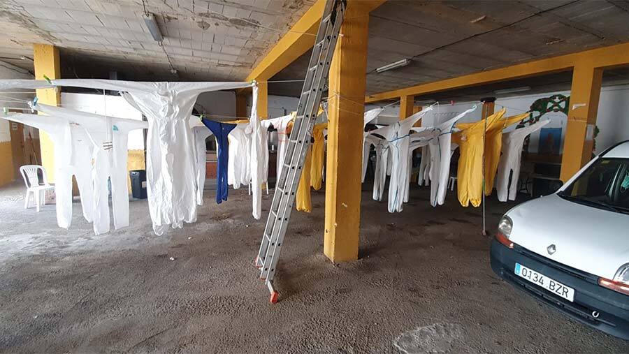Emigrantes habilita un punto para la desinfección de EPI de sanitarios