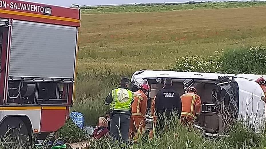 Dos personas atrapadas tras volcar su vehículo a las afueras de Almonte