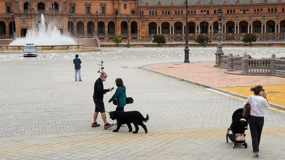 Andalucía propone horario matinal para la salida de las personas mayores y diurno para los menores