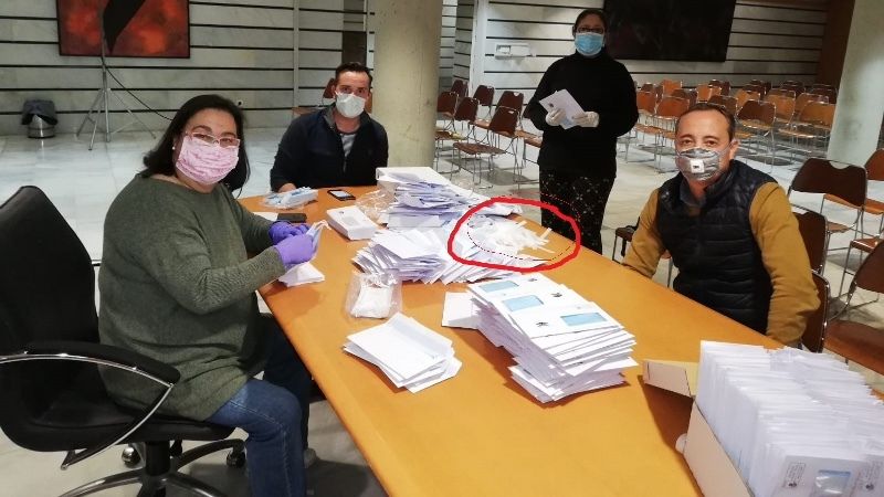 El Ayuntamiento de Punta Umbría sostiene que reparte mascarillas en sobres cerrados y 'con las medidas higiénicas pertinentes'