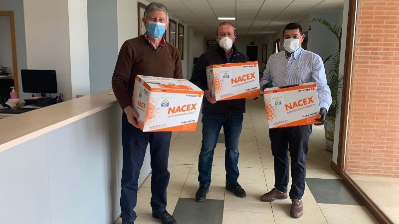 El Club de Pesca 'Los de Huelva' dona 3.500 mascarillas a varios centros
