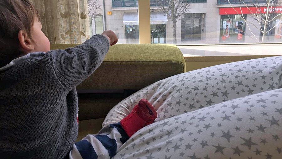Un adulto podrá salir hasta con tres niños desde el domingo