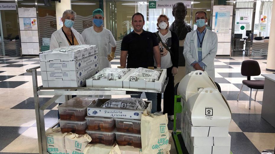 Le endulzan el Domingo de Resurrección con bizcochos, tartas y torrijas al personal del Hospital Juan Ramón Jiménez