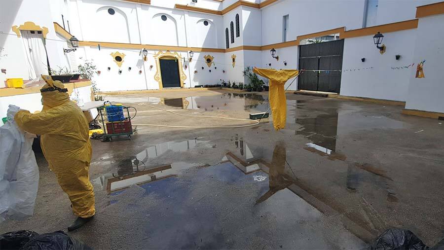 Emigrantes habilita un punto para la desinfección de EPI de sanitarios