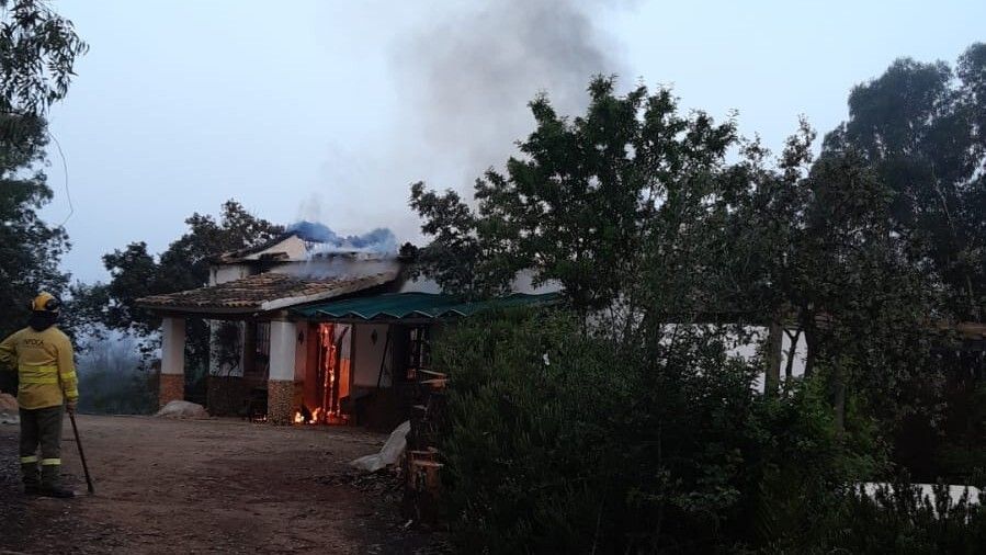 Extinguen un incendio en una casa rural de la aldea de Tujena