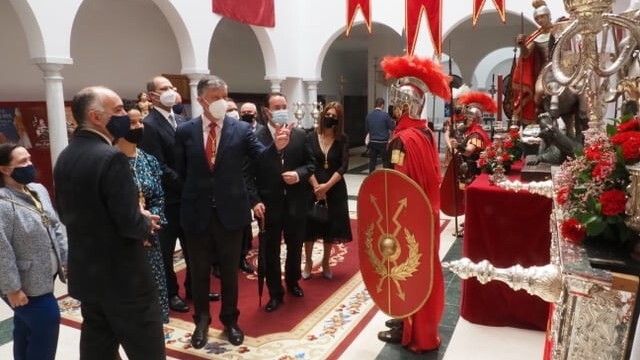 Palos expone en una muestra el patrimonio de la Hermandad del Patrón