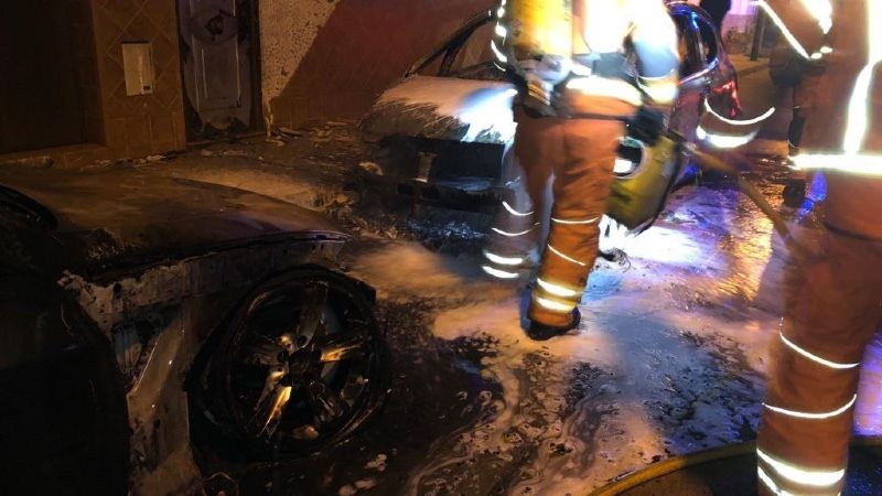 Sofocan el incendio de cuatro vehículos en Isla del Moral