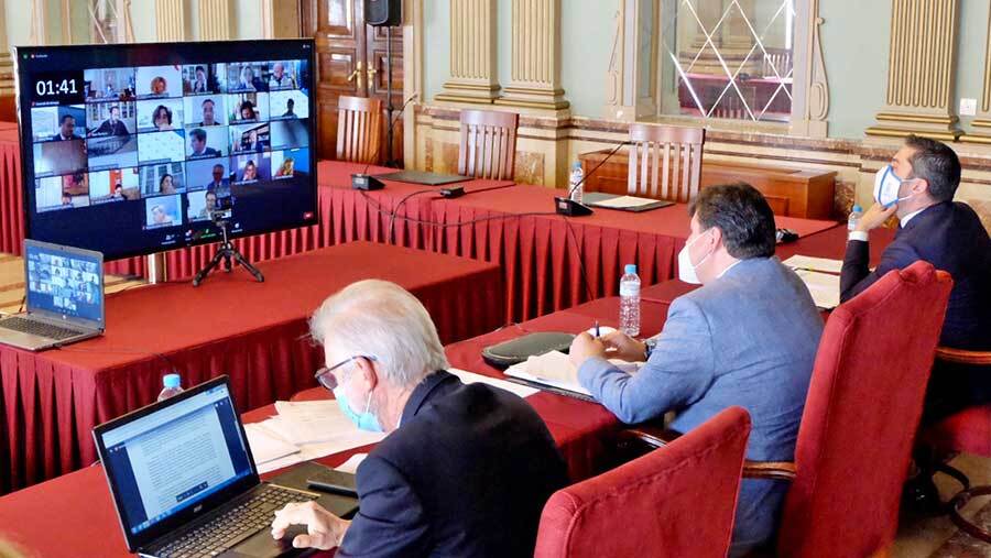 El Pleno de la capital reclama que los gobiernos locales gestionen el 15% de fondos europeos y estatales de la etapa post-Covid
