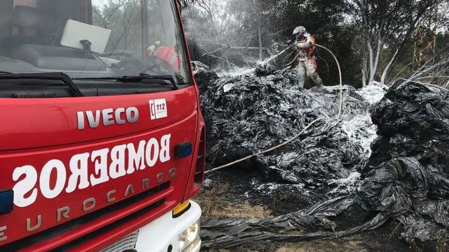 Sofocan un incendio en un almacenamiento de plásticos en Palos