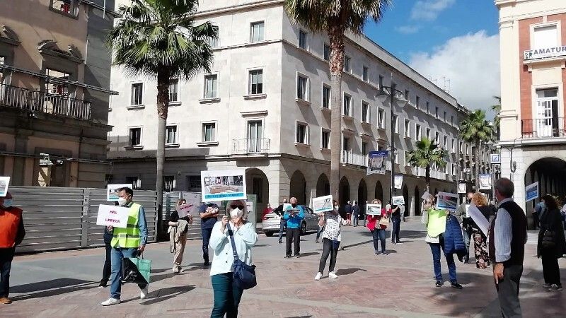 Plante de los vecinos de la barriada Costa de la Luz ante 'el lamentable estado' de la zona