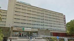 Trasladan al Hospital Infanta Elena a un varón de 64 años herido tras volcar y dar varias vueltas la furgoneta que conducía