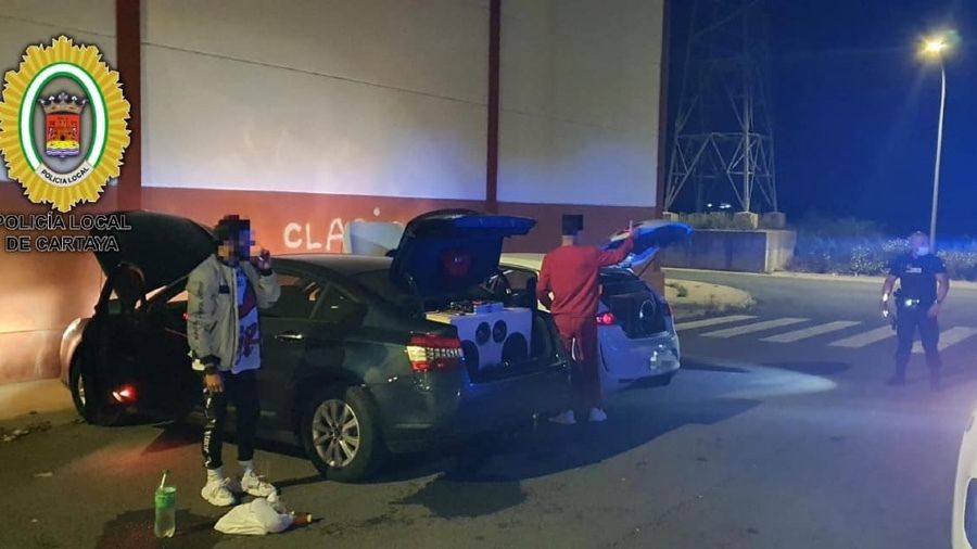 Sorprenden a doce jóvenes en un botellón con dos coches discoteca en Cartaya