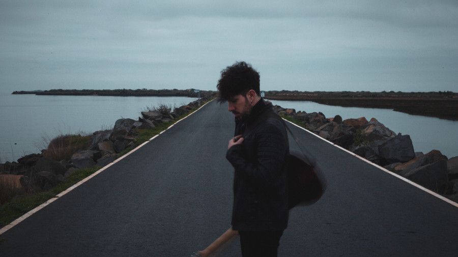 Javi Serrano cambia el rumbo con el estreno de su segundo single: ‘Para Qué’