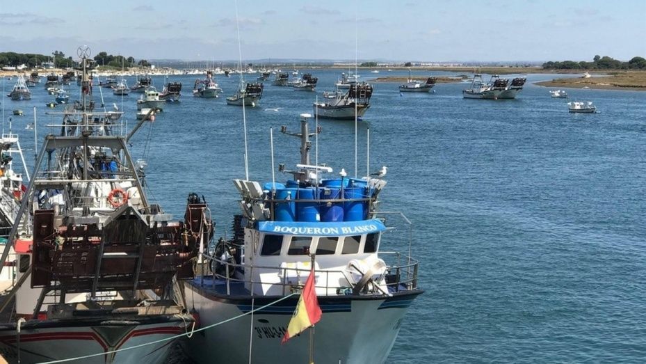Sacan ayudas para armadores de Huelva afectados por la parada temporal de la chirla
