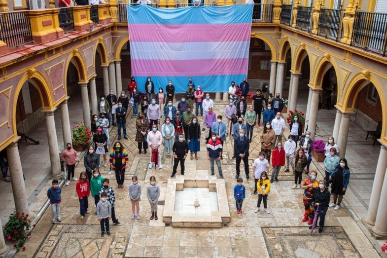 La bandera trans que recorre España llega al Ayuntamiento de Huelva para reivindicar 'la libertad de elegir'