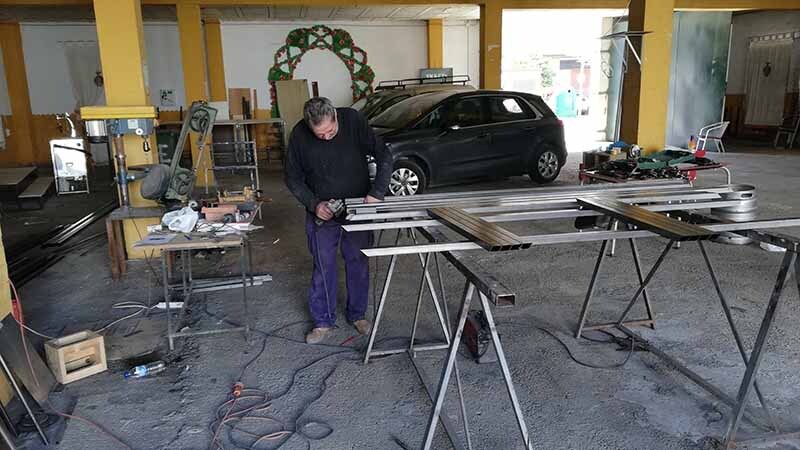 Emigrantes continúa trabajando para terminar su casa hermandad