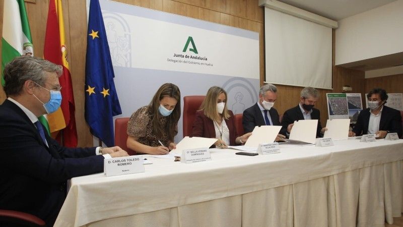 Fomento entrega en la zona de Pescadería el primer suelo que se permuta por viviendas en Huelva