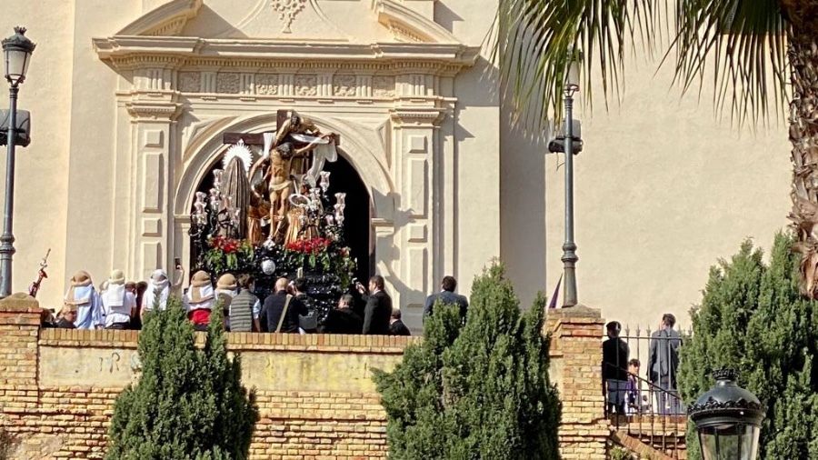Reluciente anhelo tornado en melancolía en el Viernes Santo 