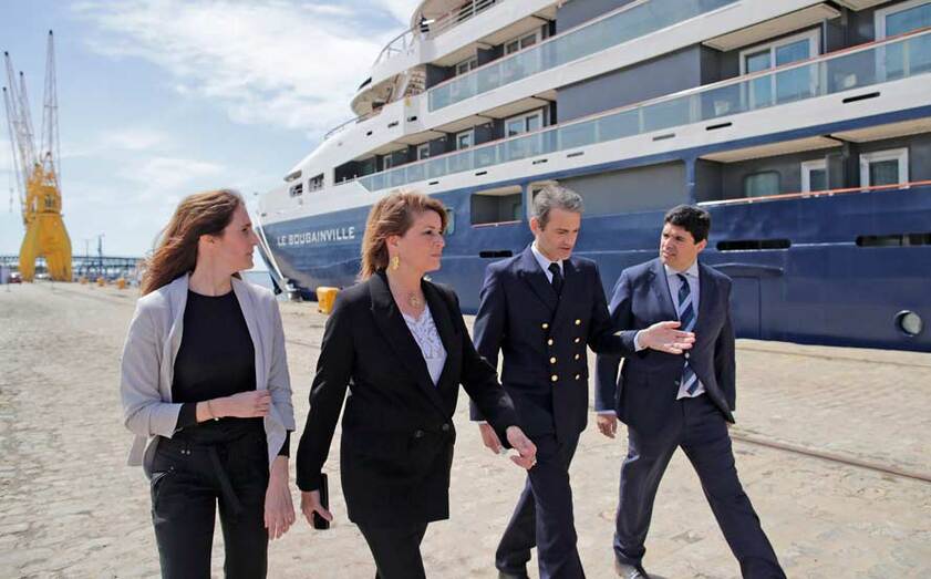 El Muelle de Levante recibe la primera escala del buque de cruceros francés de lujo 'Le Bougainville'