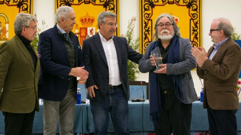 El escritor serrano Manuel Moya recibe el Premio de Novela Ciudad de Estepona