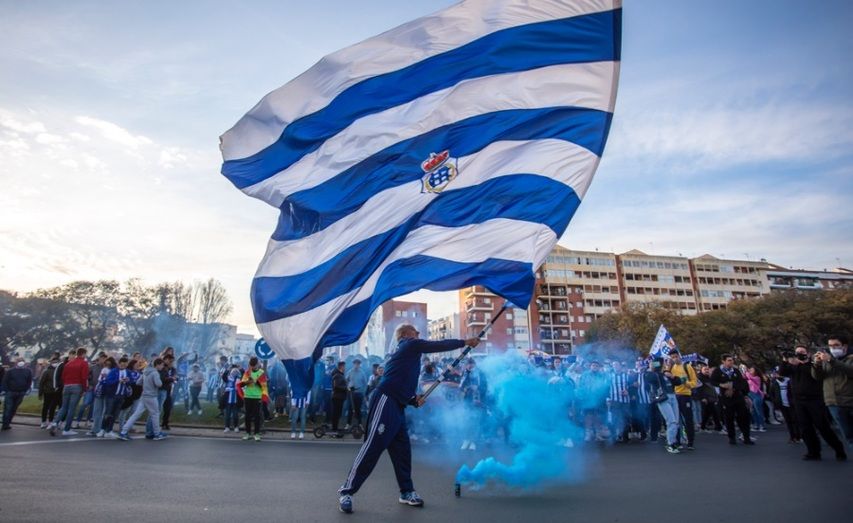 La fuente es una fiesta y la afición disfruta del ascenso con la plantilla