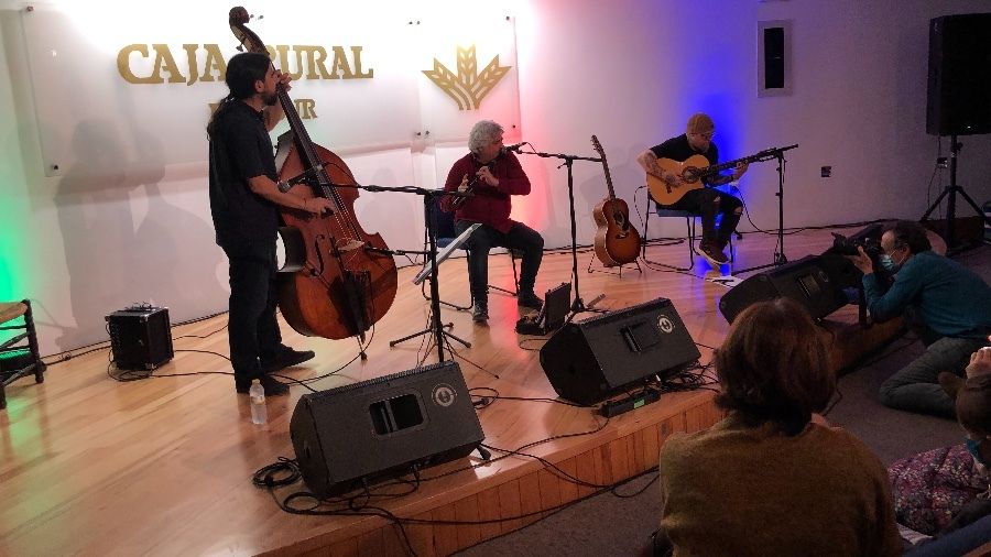 Rubén Diez Trío e Ibrahim Diabate protagonizan un exitoso cierre del ciclo de ‘Ritmos y otras músicas’ de la Fundación Caja Rural del Sur