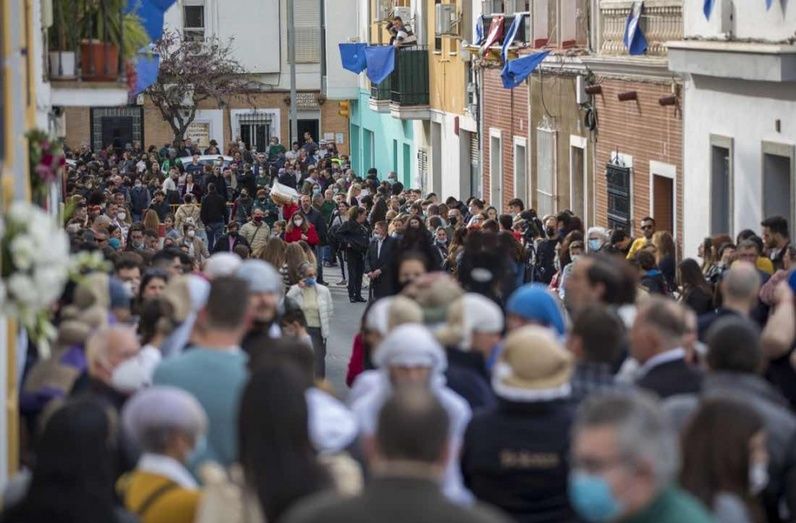 Capirotes y plegarias en un nuevo Viernes de Dolores