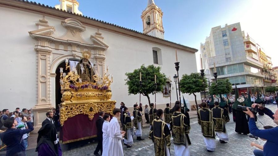 Reluciente anhelo tornado en melancolía en el Viernes Santo 