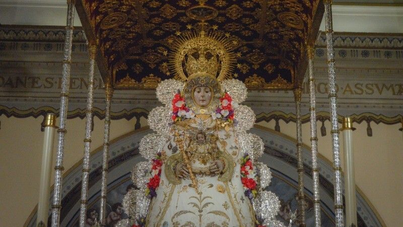 La Virgen del Rocío ya está entronizada en su paso, a las puertas de la Semana Santa
