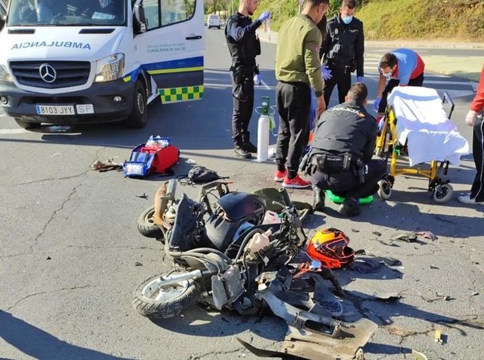 Herido grave el conductor de un ciclomotor tras estrellarse contra un coche en Santa Marta
