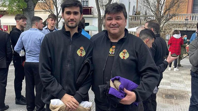 Capirotazos: Gabriel Cruz, mano a mano con su hijo bajo las trabajaderas