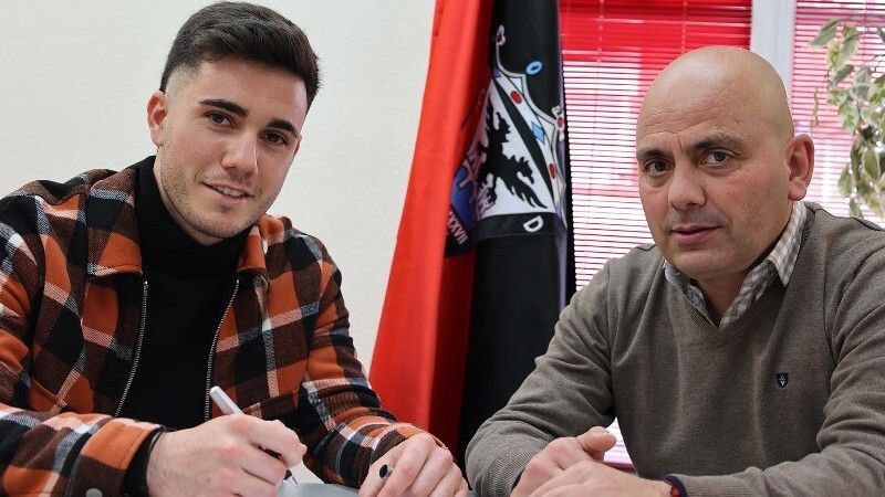 Simón Moreno renueva su contrato con el Mirandés y su hermano Joselu se rompe el ligamento cruzado