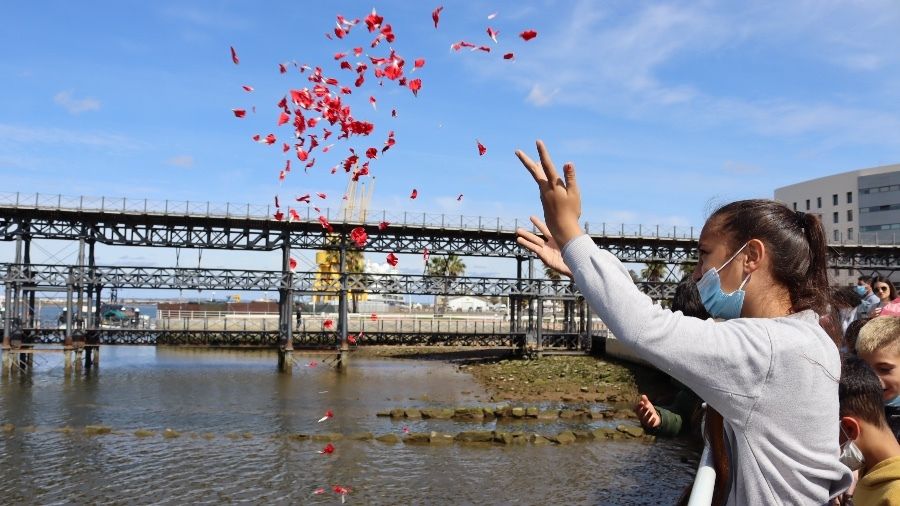El Ayuntamiento se suma en el Muelle del Tinto a la conmemoración del Día Internacional del Pueblo Gitano