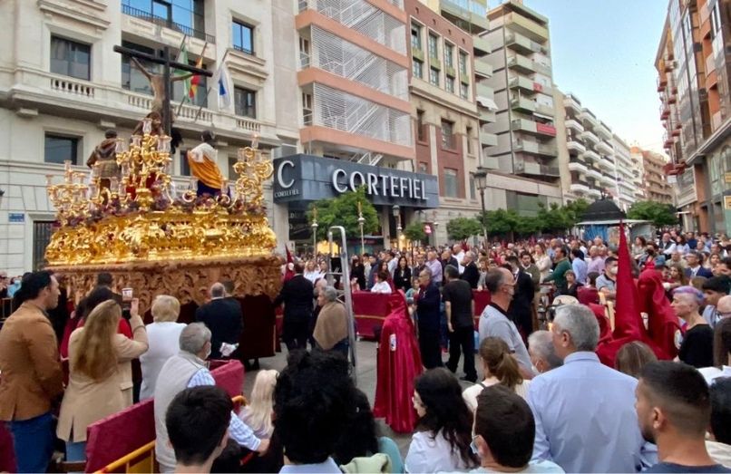 Reluciente anhelo tornado en melancolía en el Viernes Santo 