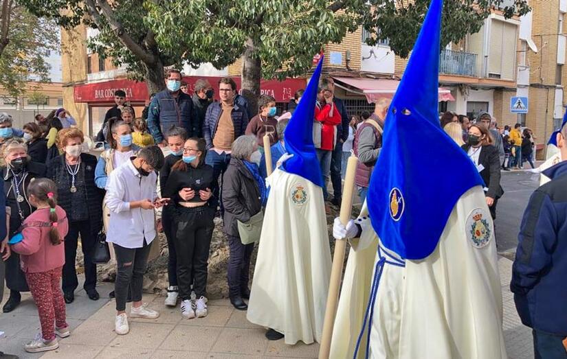 Capirotes y plegarias en un nuevo Viernes de Dolores