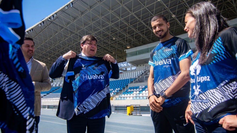 Zakaria Boufaljat se estrena como embajador de la marca Huelva Original en el Nacional Universitario