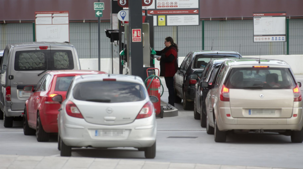 Baja el precio medio del diésel en España y sube el de la gasolina